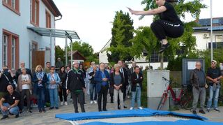 Wagt große Sprünge: Zum Jubiläum zeigt die TG Bobstadt, was sie bietet - hier gibt die Trampolingruppe All Stars eine kleine Vorführung.