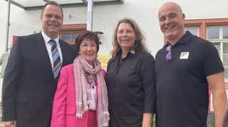 Der künftige Bürgermeister Boris Wenz (v.l.), die amtierende Rathauschefin Bärbel Schader mit Manuela Lau und Rainer Schmitzer vom Vorstand der TG.