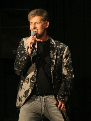 Kabarettist und Musiker: Daniel Helfrich beim SKK in Bürstadt.