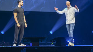 Live eher langweilig, als polarisierend: Kiarash Hossainpour und rechts Philip Hopf alias Hoss & Hopf in der Mannheimer SAP Arena.