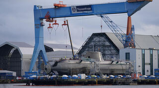 Ein im Bau befindliches U-Boot liegt in der Werft von ThyssenKrupp Marine Systems in Kiel.