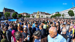 Am Montag nach dem Attentat gab es eine Gedenkfeier für den getöteten Polizisten Rouven Laur - der Marktplatz war an diesem Abend voll.