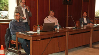 Bei der Bürgerversammlung im Bibliser Rathaus stellten die Fachleute Lars Stuckert (li.) und Jörg Weidling (2.v.li.) die neue Aufnahme der versiegelten Flächen vor.