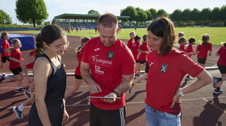 Clara Münster (v.li.), Abteilungsleiter Tobias Schlögel und Stephanie Zell beim Training des TV Lampertheim.