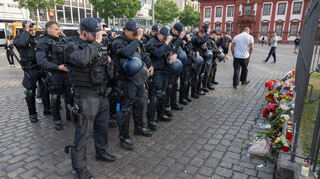 Minuten nach Bekanntwerden von Rouven Laurs Tod waren am 2. Juni 2024 Polizisten auf den Marktplatz gekommen, um zu trauern.