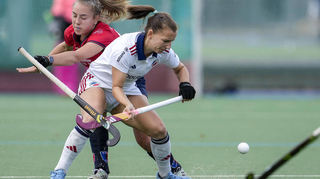 Nadine Kanler (vorne) greift mit dem Mannheimer HC am Wochenende nach der Deutschen Feldhockey-Meisterschaft.