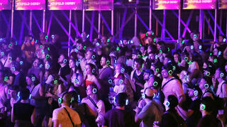 Immer noch ein ungewöhnliches Bild: Publikum mit Kopfhörern bei der Silent Disco mit Kid Simius.