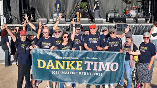 Viele dankten Veranstalter Timo Kumpf für 15 Jahre Geschmacksbildung in Mannheim: Am besten organisiert tat diese eine Gruppe altgedienter Maifeld-Derby-Fans, für die Werbespezialist Peter Münch (3.v.l.) ein Banner und T-Shirts in den Festivalfarben anfertigen ließ.