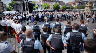 Etwa 1.500 Menschen nahmen an der Gedenkveranstaltung in Mannheim teil – darunter viele Angehörige von Polizei, Rettungsdiensten, Feuerwehr und Ordnungsbehörde.