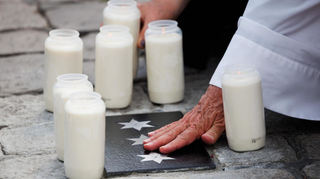 Die drei Sterne auf der Gedenktafel stehen für Rouven Laurs Dienstgrad: Polizeihauptkommissar.