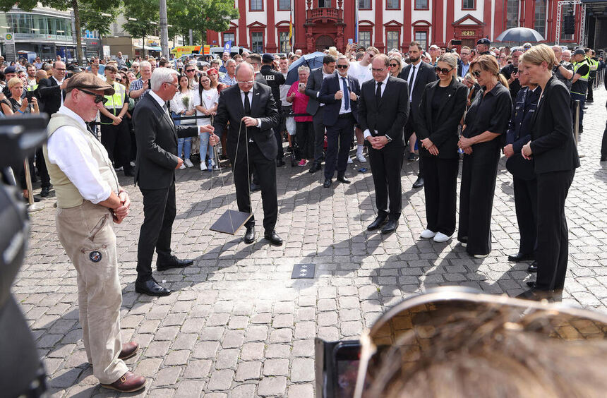 Memorial plaque unveiled for slain police officer in Mannheim