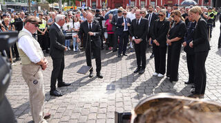 Thomas Strobl (l.) und Christian Specht enthüllen die Gedenktafel für Rouven Laur auf dem Mannheimer Marktplatz. Links daneben Steinmetz Detlef Kleineidam, rechts Alexander Dobrindt, die Schwester und die Mutter von Laur, sowie Ulrike Schäfer und Stefanie Hinz.