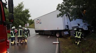 Während des Unwetters kommt auf der L600 ein Lkw von der Fahrbahn ab und kollidiert mit einem Baum. Der Fahrer bleibt unverletzt.