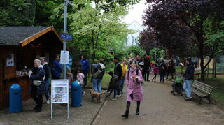 Besucher am Tag der offenen Tür auf dem weitläufigen Gelände der Freilichtbühne Gartenstadt.