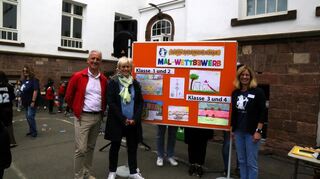 Reinhard Steinfurth (v.l), Bettina Herbel und Sibille Krappel mit den prämierten Bildern.
