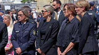 Mannheims Polizeipräsidentin Ulrike Schäfer (l.) gemeinsam mit Landespolizeipräsidentin Stefanie Hinz (r.) und Angehörigen von Rouven Laur.