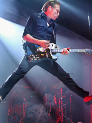 Alex Kapranos in Aktion mit Franz Ferdinand.