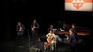 Raphaela Gromes mit dem Big Band-Orchester.