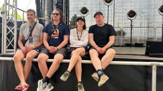 Timo Kumpf (links) und Mitglieder seines Produktionsteams (v.l.) nach der Pressekonferenz auf der Bühne im Reitstadion: Tim Hoppe, Valentin Braun und Olivia Wondra.