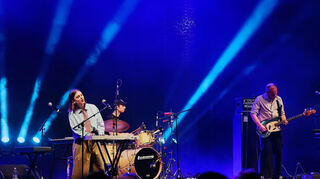 Sophia Kennedy singt mit „Skyfall“ im Palastzelt gegen das Unwetter an.
