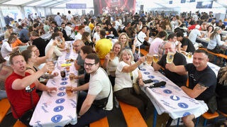 Beim Fischerfest in Ilvesheim herrscht ausgelassene Stimmung.