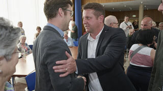 Marius Schmidt (SPD) und Alexander Scholl (CDU) (v.l.) müssen am 29. Juni in die Stichwahl.
