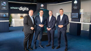 Die Co-Chefs von Schwarz Digits, Rolf Schumann (l.) und Christian Müller (r.), mit dem neuen Bundesdigitalminister Karsten Wildberger (2.v.r.).