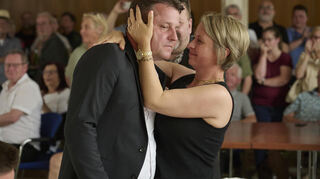 Lampertheim, Bürgermeisterwahl, Umarmung für Alexander Scholl (CDU) von seiner Frau Katrin.