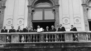 Am 15. Mai 1955 zeigt Österreichs Außenminister Leopold Figl (Mitte) am Balkon von Schloss Belvedere in Wien der jubelnden Menge den Staatsvertrag.