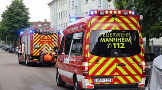 Brand in einem Mehrfamilienhaus in Mannheim-Rheinau.
