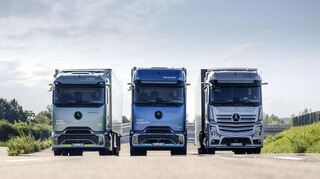 Verschiedene Mercedes-Benz-Modelle (eActros 600, Actros L und GenH2 Truck) unterwegs auf der Straße.