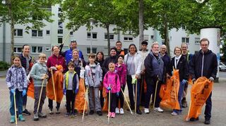 Die Freiwilligen versammelten sich zum Start der Putzaktion auf dem Gerd-Dehof-Platz in Neuhermsheim.