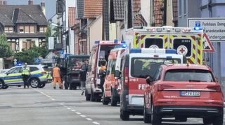 Feuerwehr, Polizei und Rettungsdienste waren am Montag im Lampertheimer Falterweg im Einsatz, nachdem ein Anwohner beim Aufräumen seines Kellers eine Nebelgranate aus US-Militärbeständen gefunden hatte.