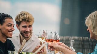 Wein trinken macht Freude - und sorgt für Gesprächsstoff.