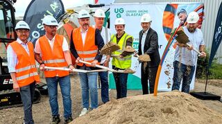 In Ladenburg ist am Dienstag der Startschuss zum Ausbau des Glasfasernetzes gefallen. Mit Vertretern der Unternehmen UGG und Fosvia nehmen Rathausmitarbeiter Ritzkowski (r.) und Bürgermeister Schmutz (2.v.r.) den Spatenstich vor.