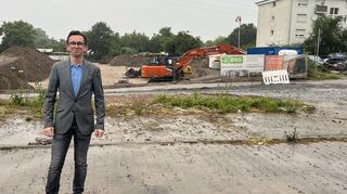 Niclas Spieß von „storage 24“ vor der Baustelle am Riestenweg in Mannheim-Hochstätt.