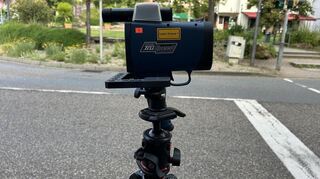 Mit so einem Lasergerät misst die Polizei die Geschwindigkeit schon auf mehrere hundert Meter Entfernung.