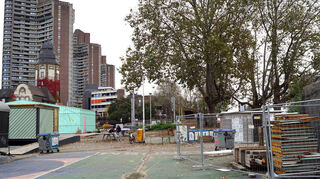 Ein Bild vom Herbst, als das Freizeitprojekt ALTER in der Pause war. Westlich davon, Richtung Parkplatz und Lidl-Markt, soll das Riesenrad aufgebaut werden.