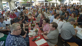 Schon zur Eröffnung des Spargelfests ist das Festzelt auf dem Schillerplatz meist gut gefüllt. Unser Bild stammt aus dem vergangenen Jahr.