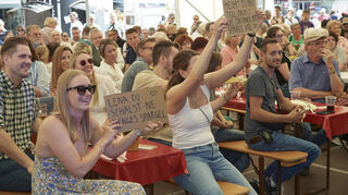Wenn Freunde und Familie die Teilnehmer beim Spargelschälwettbewerb anfeuern, herrscht Stimmung im Festzelt.