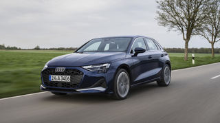 Der Grill des überarbeiteten Audi A3 präsentiert sich nun flacher und breiter. LED-Scheinwerfer gibt es jetzt serienmäßig.
