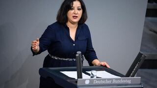 Gökay Akbulut (Die Linke) im Deutschen Bundestag. Nun ist ihre Immunität aufgehoben worden. Gegen die Mannheimer Abgeordnete wird wegen des Verdachts der versuchten gefährlichen Körperverletzung ermittelt.