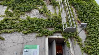 Der 1941 errichtete zivile Luftschutzhochbunker in der Valentin-Bauer-Straße ist ein Sichtbetonturm mit Blendarkaden und Keller.