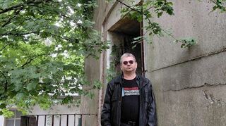 Stadthistoriker Jürgen Becker geleitet die Besucher zum zweiten Eingang, der heute ein Notausgang ist.