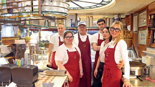 Giampaolo Da Col (3.v.l.) und seine Frau Daniela (re.) mit einem Teil ihres Teams. Einige Mitarbeiterinnen und Mitarbeiter sind schon seit 20 oder sogar 30 Jahren dabei.