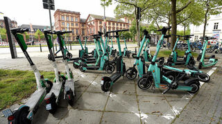 Sogenannte Mobilstationen (hier vor dem Landgericht in A1) bieten Fahrrad-, E-Scooter- und Carsharing an. Ein formuliertes Ziel ist es, in jedem Stadtbezirk eine solche Station zu schaffen.