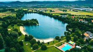 Der Badesee in Heddesheim aus der Luft betrachtet.
