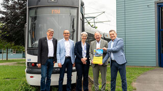 Bescheidübergabe für 46 Millionen Euro für Mannheims neue Straßenbahnen: Projektleiter Frank Ehemann (v.l.), Kaufmännischer Geschäftsführer Christian Volz, Verkehrsstaatssekretärin Elke Zimmer, Mannheims Oberbürgermeister Christian Specht und Technischer Geschäftsführer Martin in der Beek.