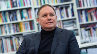 Carsten Brosda (SPD), Senator für Kultur und Medien in Hamburg, sitzt nach einem Interview in seinem Büro in der Kulturbehörde.