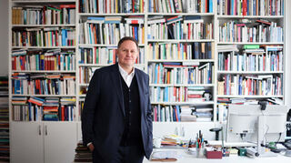 Carsten Brosda (SPD), Senator für Kultur und Medien in Hamburg, steht in seinem Büro.